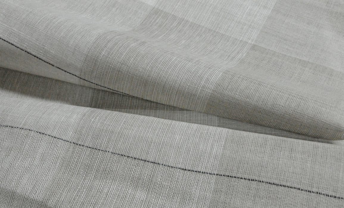 linen textile woven with combinations of unbleached and oxygen-bleached linen yarn