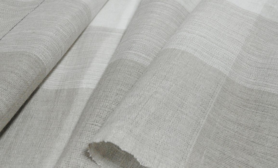 linen textile woven with combinations of unbleached and oxygen-bleached linen yarn
