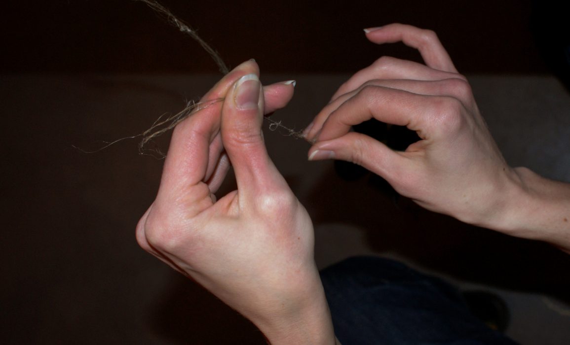 Spinning flax fibre into linen yarn